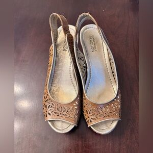 Women's Kenneth Cole Reaction Wedge Brown Sandals with Intricate Cutouts. Size 8